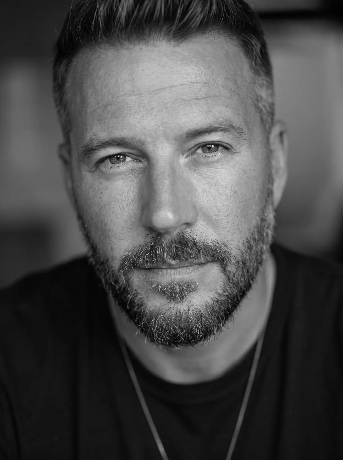 Jenson, Gründer von Seitenhauer – Porträtfoto in Schwarzweiß